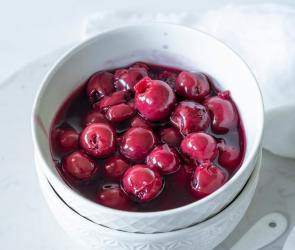 Eine Schale mit Kirschkompott aus dem Cookit.
