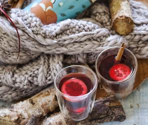 Kirschpunsch mit Honig in zwei Gläsern mit Orange.