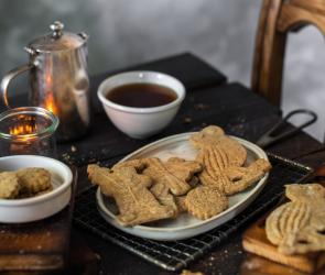 Spekulatiusplätzchen auf einem Teller verteilt