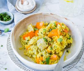 Kürbis-Reis mit Hähnchen in zwei Schüsseln.