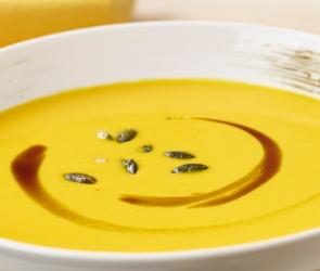 Kürbiscremesuppe im Cookit auf einem Teller angerichtet.