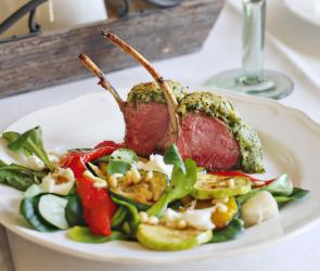 Lammkarree mit Parmesankruste & Antipastisalat