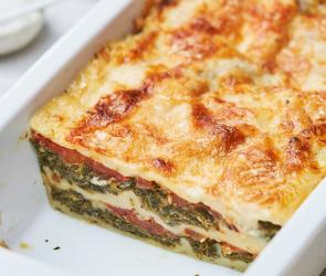 Lasagne Tricolore angeschnitten in einer Auflaufform.