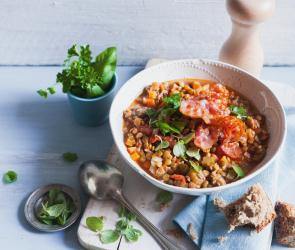 Linseneintopf mit Tomaten und Speck