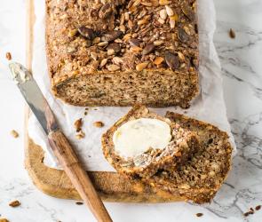 Angeschnittenes und mit Butter beschmiertes Keto Brot selbstgemacht im Cookit.
