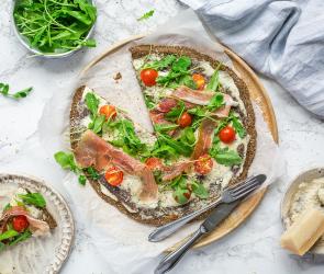 Glutenfreie Prosciutto Pizza mit Leinsamenboden