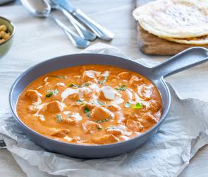 Makhani Hähnchen in großer Pfanne.