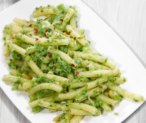 Makkaroni mit Brokkolipesto