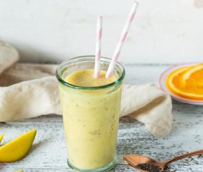 Glas mit Mango-Orangen-Shake aus dem Cookit.