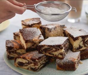 Marmorkuchen in mehreren Stücken wird mit Puderzucker bestäubt.