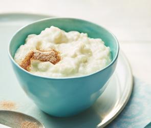 Milchreis (4 Portionen) im Cookit in einer Schüssel mit Zimt angerichtet.