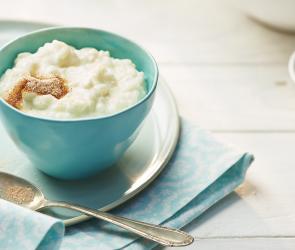 Milchreis im Cookit in einer Schale mit Zimt garniert.