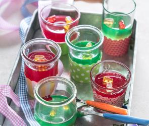 Mini-Wackelpudding mit Gummibärchen in mehreren Gläschen.