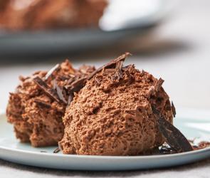 Mousse au Chocolat auf einem Teller angerichtet.