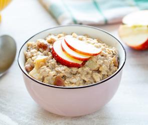 Müsli mit Äpfeln in einer Schale.