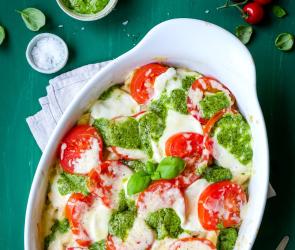 Nudelgratin mit Tomate-Mozzarella überbacken in einer Auflaufform