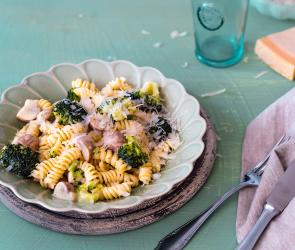 Nudeln mit Brokkoli und Pilzen in einem Teller.