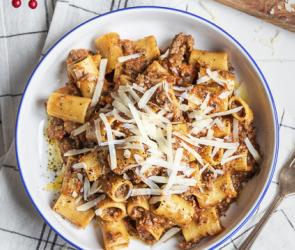 One-Pot Rigatoni Bolognese auf einem Teller angerichtet.