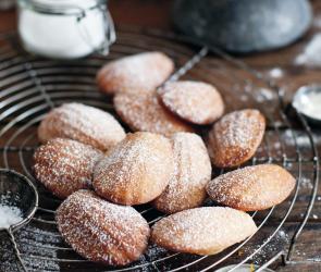 Orangen-Madeleines auf einem Gitter angerichtet. 