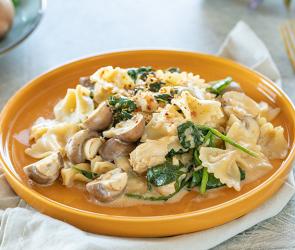 Pasta mit Hühnchen Spinat und Champignons auf einem tiefen Teller