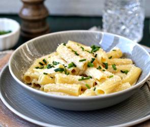 Pasta quattro formaggi in einem Teller angerichtet.