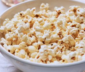 Popcorn süß in einer Schüssel