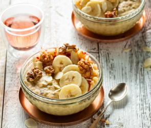 Glutenfreies Porridge mit Mandeldrink und Obst