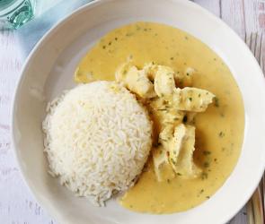 Putengeschnetzeltes mit Reis auf einem Teller.