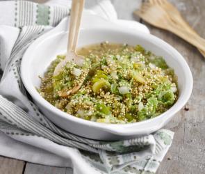 Quinoa-Topf mit Lauch und Chinakohl in einem tiefen Teller