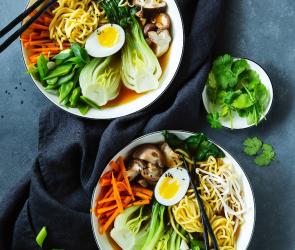Zwei Schüsseln befüllt mit vegetarischer Ramen-Suppe