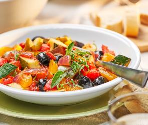 Ratatouille aus Sommergemüse auf einem Teller angerichtet.