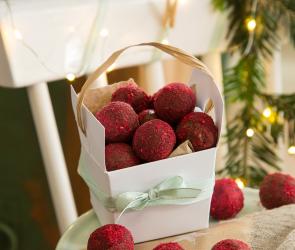 Ratz-Fatz-Pralinen mit Amaretto in einer Schachtel und auf einem Tisch.