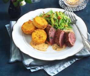 Rehbraten mit Polentatalern und Wirsinggemüse auf einem Teller!