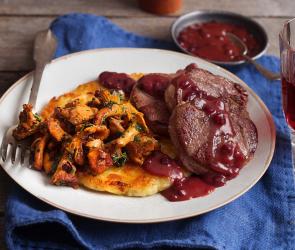 Rehschnitzel auf Kartoffelrösti mit Pfifferlingen und Preiselbeersauce