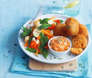 Reisbällchen mit buntem Gemüse und Hüttenkäsedip