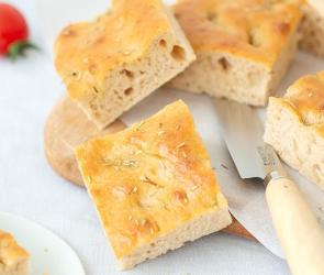 Rosmarin-Foccacia in Stücken mit Tomate.
