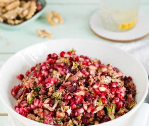 Rote-Bete-Brokkoli-Salat mit Granatapfelkernen