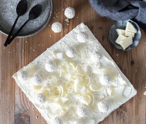 Ruckzuck-Raffaello-Torte auf einer Kuchenplatte.