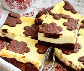 Russischer Zupfkuchenin Stücken auf Tellern.