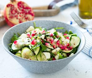 Salat mit Zucchini Feta und Minze