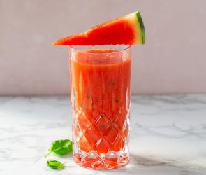 Scharfer Melonen-Smoothie im Glas.