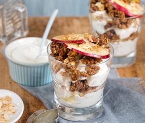 Schichtdessert mit Apfel-Zimt-Hafer-Karamell