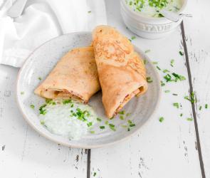 Schinkenpfannkuchen mit Frischkäsedip