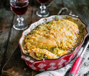 Schnitzelauflauf mit Gnocchi-Kruste in der Form auf einem Tisch.