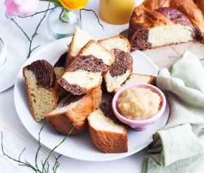 Schwarzweißer Osterkranz in Stücken auf einem Teller angerichtet. 