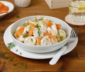 Schwedischer Kartoffelsalat mit Lachs auf einem Teller