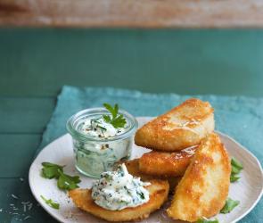 Sellerieschnitzel mit Dip auf Teller