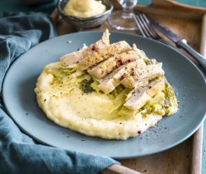 Gegartes Hähnchenfilet auf Stampf mit Sauce.