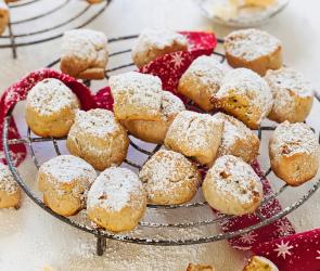 Stollenkonfekt mit Puderzucker bestäubt auf einem Gitter.