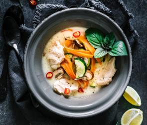 Kokossuppe mit Hühnchen in einer Schüssel.